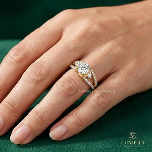 Bague de fiançailles en or jaune à trois pierres, avec diamant de laboratoire rond brillant, bague de mariage, bague de demande en mariage - Product Image 6