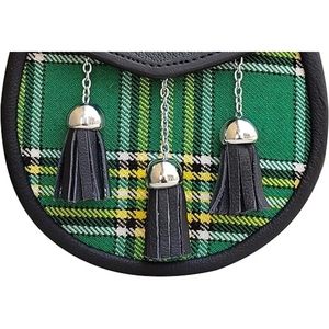 Sporran en cuir noir de qualité supérieure avec motif écossais vert, rabat clouté à motifs celtiques et trois pompons – Accessoire traditionnel pour kilt écossais - Product Image 3