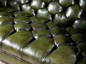 Canapé trois places en cuir vert irlandais Chesterfield de qualité supérieure, capitonné traditionnellement, pour salon, avec pieds en bois faits à la main - Product Image 4