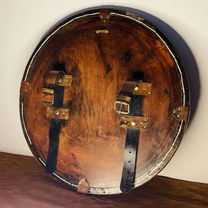Grand bouclier en bois de style Viking, design rond d'inspiration nordique pour la décoration et les événements costumés - Product Image 5
