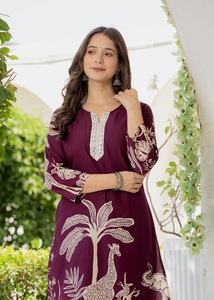 Conjunto de kurta de algodón con estampado de vida silvestre color granate para mujer con pantalones |   Ropa Casual Étnica Tradicional |   Corte Holgado Estilo Indio - Product Image 3