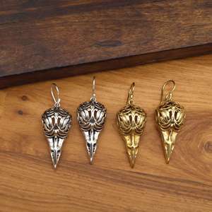Boucles d'oreilles Crâne de Corbeau, Bijoux Gothiques Oiseaux, Pendantes Corbeau Argentées et Dorées, Style Sorcière, Cadeau d'Halloween - Product Image 1