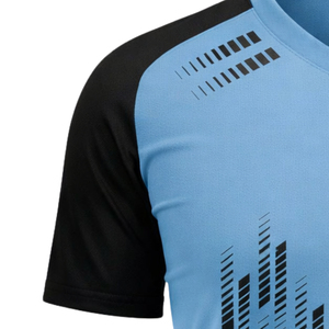 Camiseta de fútbol para hombre, azul claro y negra, con bloques de color, manga corta, cuello redondo, poliéster que absorbe la humedad, ropa deportiva - Product Image 3