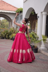 TENNECY Nuevo Lehenga Choli Tradicional Especial para Navratri, en tela romana con bordado Kutchi Gamthi y encaje Codi. - Product Image 5