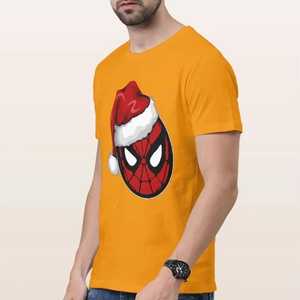 เสื้อยืดสีส้มสำหรับผู้ชาย ลายสไปเดอร์แมนพร้อมหมวกซานต้า แขนสั้น ผ้าคอตตอนเจอร์ซีย์ พิมพ์ลายโลโก้ด้านหน้า ทรงปกติ คอกลม - Product Image 3