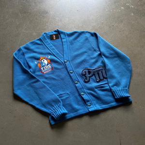 Suéter Cárdigan Azul Claro Cómodo para Hermandades Universitarias y Fraternidades Griegas 2025 del Fabricante - Product Image 5