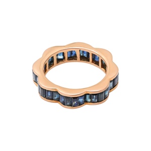 Bague Éternité en Or Jaune Massif 18 carats avec Saphirs Bleus Naturels Taille Baguette et Motif Floral Festonné, Collection Memoria Jewels – Vente en Gros - Product Image 2