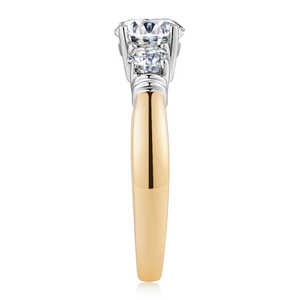 แหวนหมั้นเพชรทรงบริลเลียนต์ 3 เม็ด ทอง 14K ชุบโรเดียม เพชรเพาะเลี้ยงในห้องปฏิบัติการ รับรองโดย IGI ดีไซน์คลาสสิกสำหรับเจ้าสาว - Product Image 2