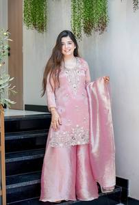 Ensemble salwar kameez en soie bicolore avec broderies miroir complexes, style traditionnel Diwali, avec dupatta, idéal pour les cérémonies de remise des diplômes. - Product Image 3