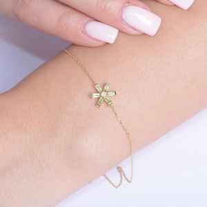 Bracelet flocon de neige péridot, chaîne délicate, bijoux d'hiver, argent sterling 925, plaqué or 14 carats, cadeau pour elle - Product Image 4