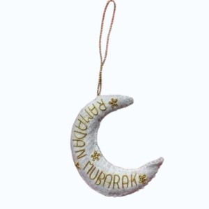 Ornement suspendu en tissu Zari en forme de lune Eid Mubarak – Décoration festive islamique en forme de croissant pour le Ramadan et la décoration intérieure – Vente en gros - Product Image 2