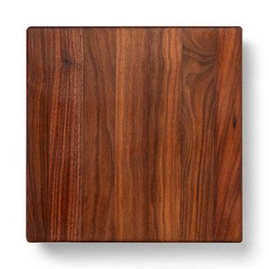 Planche à découper carrée en bois faite à la main avec pieds, élégantes planches à découper pour la cuisine par HF Crafts - Product Image 2