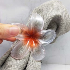 Pinces à cheveux en plastique - Accessoires capillaires floraux hawaïens, pétales translucides givrés, pour une ambiance tropicale parfaite pour les filles et les femmes - Product Image 5