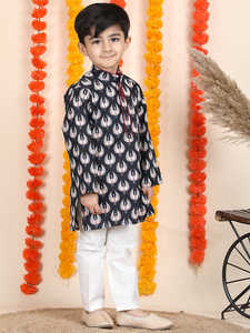 Kurta étnica azul marino para niños con estampado de grulla, cuello mandarín, ropa festiva, atuendo tradicional para niños, kurta elegante para fiestas. - Product Image 3