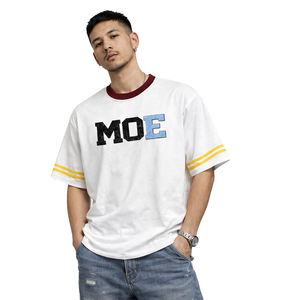 Camisetas de hombre personalizables 100% algodón con diseño de panel a rayas, cuello con pedrería en contraste, corte holgado y pesado, estampado serigrafiado. - Product Image 4