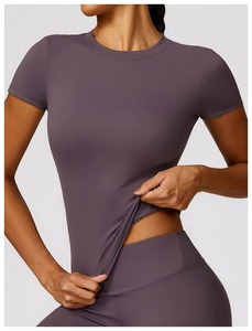Camiseta Deportiva de Punto para Mujer, Color Morado Sólido, Corte Recortado, Manga Corta, Cuello Redondo, Ajuste Delgado, Secado Rápido, Venta al por Mayor OEM, Top de Moda Urbana - Product Image 1