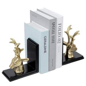 Sujetalibros de aluminio en dorado y negro de fabricante confiable con base resistente para sujetar libros de forma segura en estanterías y escritorios - Product Image 1