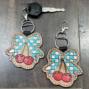 Nouveau porte-clés personnalisé en cuir véritable à motif damier, fait main, avec anneau métallique et design nœud cerise, pour unisexe - Product Image 4