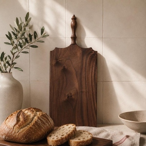 Planche à découper vintage en bois de noyer, avec une structure artisanale et une poignée élégante à embout en forme de tige, idéale pour couper les légumes. - Product Image 2