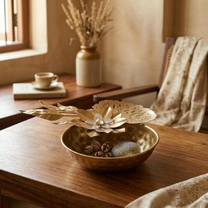 Bol décoratif en métal fait main avec motif floral doré, style bohème, décoration d'intérieur - Product Image 1