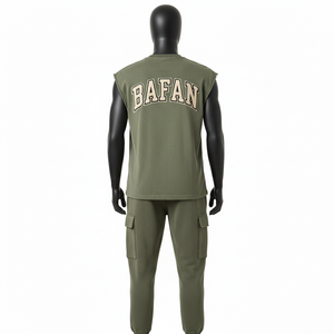 Ensemble 2 pièces pour homme : T-shirt sans manches en molleton de coton et polyester vert olive 240 GSM et pantalon cargo avec poches, logo imprimé - Product Image 2