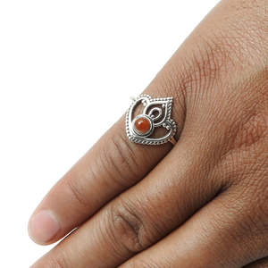 Anillo de Piedra Preciosa Cornalina para el Chakra Sacro, Hecho a Mano con Plata de Ley 925, Diseño de Corona Moderno, Estilo Bohemio - Product Image 4
