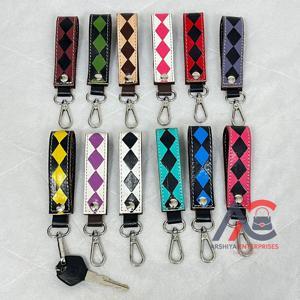 Porte-clés élégant en cuir de vachette à carreaux, motif personnalisé de créateur, cordon élégant personnalisé avec fermoir - Product Image 1