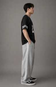 เสื้อยืดคอกว้างสีดำทรงโอเวอร์ไซส์สำหรับผู้ชาย พิมพ์ลายด้านหน้า แขนสั้น สไตล์สปอร์ต ผ้าเจอร์ซีย์ แต่งขอบสีเทา ชุดกางเกงวอร์มขายาวสีเทา แห้งเร็ว - Product Image 6