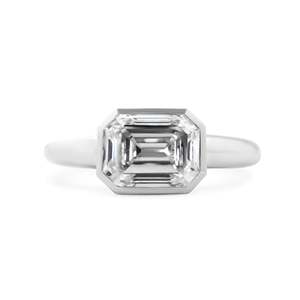 Exquisito Anillo de Compromiso con Diamante Cultivado en Laboratorio de Corte Esmeralda de 3ct, Chapado en Oro Blanco de 14K, Banda Horizontal Moderna y Elegante para Mujer - Product Image 4