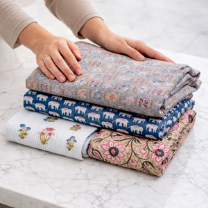 ผ้าฝ้ายออร์แกนิค 100% ทอแบบป๊อปลิน  ซับเหงื่อ ระบายอากาศได้ดี น้ำหนักเบา  ลายพิมพ์เรียบง่าย สำหรับชุดเด็กผู้ชาย - Product Image 1