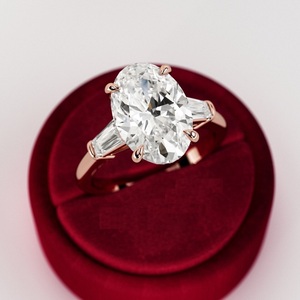 Ensemble de Bague de Fiançailles en Or Blanc 14K avec Diamant Oval de 5 Carats Cultivé en Laboratoire, Trois Pierres et Diamants Latéraux Baguette Affûtés, Certifié IGI - Product Image 1