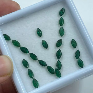 Pendentif en émeraude verte naturelle de qualité supérieure, provenant du Zambie, taille marquise, 4,47 carats, 3x6 mm, en vrac - Product Image 1