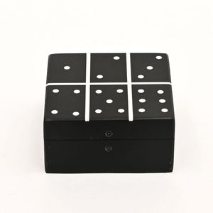 Jeu de dominos en résine noir et blanc dans une boîte carrée avec motif à pois classique pour le jeu ou la décoration, points blancs classiques et décoratifs - Product Image 3