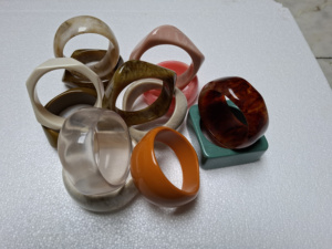 Pulseras de Resina Modernas y Elegantes, Fabricante de Joyería de Resina Acrílica con Acabado Liso y Duradero, Accesorios de Moda para Damas - Product Image 3