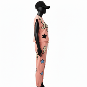 Ensemble deux pièces décontracté sans manches pour femme en tissu coton-polyester premium 240 GSM, couleur pêche, avec logo brodé - Product Image 3