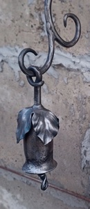 Poignée de porte en fer forgé à la main, ornée de motifs de feuilles et de cloches, avec support de style traditionnel, facile à assembler. - Product Image 4