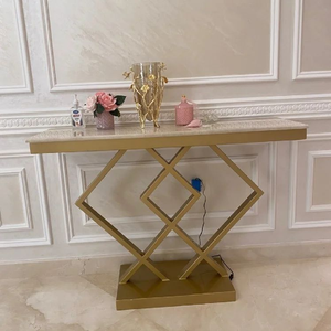 Table console romantique en forme de cœur, finition dorée, avec plateau en faux marbre noir élégant, disponible à prix de gros. - Product Image 2