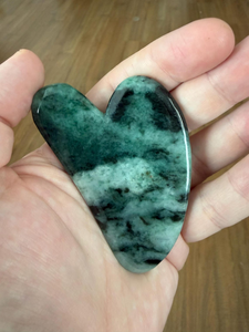 Outil Gua Sha en Jade Naturel Poli en Forme de Cœur pour Massage Facial, Pierre de Sculpture du Visage, Accessoire de Soin et de Bien-être pour la Beauté - Product Image 1