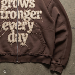 Sudadera con capucha oversize para mujer, marrón, con letras bordadas, de punto, manga larga, con capucha, estilo otoñal, con bordado desgastado - Product Image 3