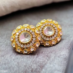 Boucles d'oreilles clous plaquées or pour femme, motif fleur, émeraudes et diamants ronds taillés, idéales pour mariage et occasions spéciales - Product Image 2