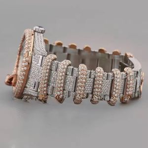 Reloj de pulsera de lujo con diamantes, caja de plata y oro rosa, bisel con gemas alternadas, marcadores de hora rosas, corona azul y brazalete decorado. - Product Image 2