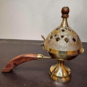 Handgefertigter Messing-Loban-Brenner mit Holzgriff, traditioneller Räucherstäbchenbrenner mit Deckel für Zuhause, Tempel, Meditation, Aromatherapie, Gebet. - Product Image 5