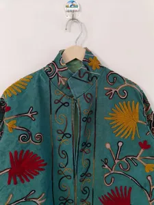 Chaqueta Corta Bordada Suzani Verde Azulado Hecha a Mano para Mujer, Estilo Vintage Artesanal, Prenda Exterior Abierta por Delante - Product Image 4