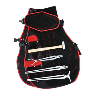 Juego de Herramientas de Herrador Premium Rojo y Negro con Delantal de Trabajo, Tenazas de Fuego de Boca Redonda, Separador de Zapatos Largo, Tenazas de Forja de Acero y Martillo para Clavos - Product Image 1