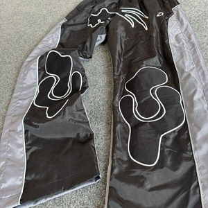 กางเกงแทร็คไนลอนลายกราฟิกทันสมัยสำหรับผู้ชาย เอวยางยืด ทรงหลวม น้ำหนักเบา กันลม แต่งแถบสีตัดกัน จำหน่ายส่ง - Product Image 6