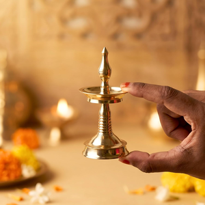 Mini lampe à huile traditionnelle du Kerala en laiton pur, style Kuthu Vilakku, pour la décoration de la maison et des temples (Pooja Mandir) - Product Image 1