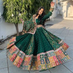 Lehenga Choli en coton mousseline imprimé de qualité supérieure pour Navratri avec travail de miroirs véritable et dupatta en coton mousseline de créateur – Prix de gros - Product Image 1