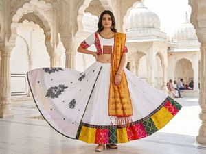 Ensemble Chaniya Choli style à volants avec broderie miroir à l'effet feuille d'aluminium, Blouse et Dupatta Bandhej, pour le festival Navratri - Product Image 2