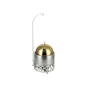 Plat à réchaud luxueux en argent et or martelé, avec support suspendu et couvercle en dôme, idéal pour les buffets de luxe et les mariages - Product Image 1