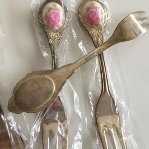 ชุดช้อนส้อมโลหะลายกุหลาบวินเทจเคลือบผิวสำหรับใช้ตกแต่งงานแต่งงาน - Product Image 5